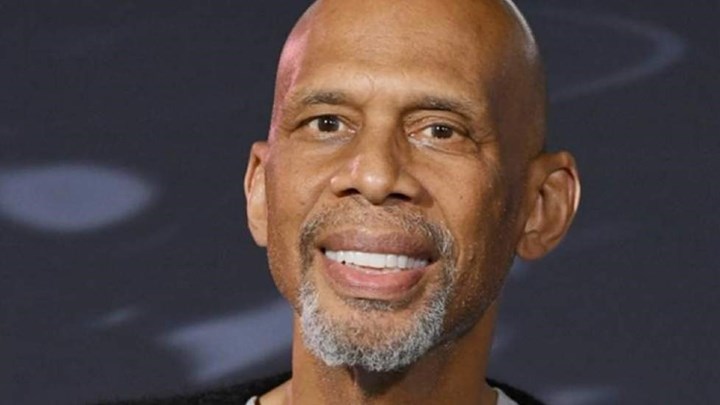 Αμπντούλ-Τζαμπάρ: Ο ρατσισμός στις ΗΠΑ είναι σαν την σκόνη στον αέρα, όταν μπει ο ήλιος φαίνεται