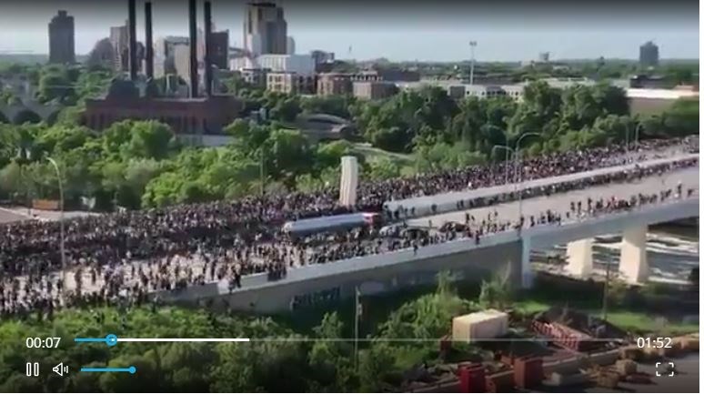 Θάνατος Φλόιντ: Οδηγός φορτηγού πέρασε με ταχύτητα μέσα από πλήθος διαδηλωτών  – ΒΙΝΤΕΟ