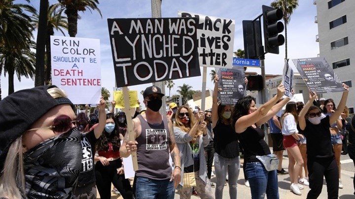 Θάνατος Φλόιντ: Λεηλασίες καταστημάτων στη Σάντα Μόνικα – ΒΙΝΤΕΟ