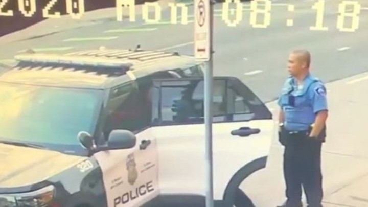 Δολοφονία Φλόιντ: Τον χτυπούσαν και μέσα στο περιπολικό – Νέο ΒΙΝΤΕΟ – ντοκουμέντο