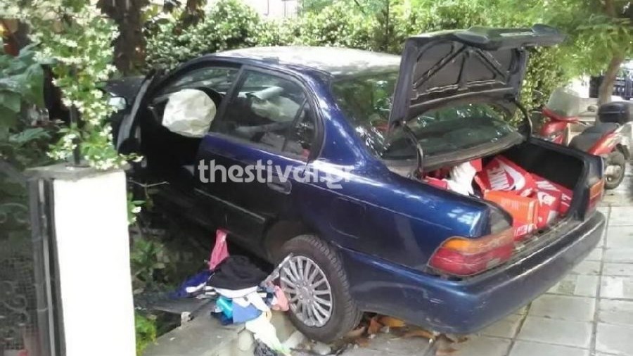 Θεσσαλονίκη: Αυτοκίνητο διαρρηκτών έπεσε σε αυλή έπειτα από καταδίωξη