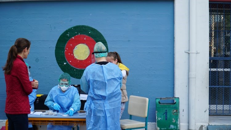 Κορονοϊός – Λάρισα: Δειγματοληψίες σε σχολεία του οικισμού της Νέας Σμύρνης – ΦΩΤΟ