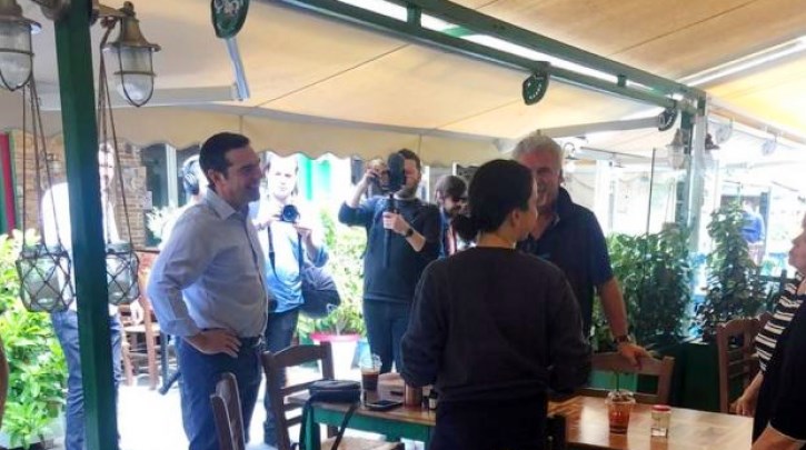 Τσίπρας: Επίσκεψη στα καταστήματα εστίασης στην Καισαριανή – ΦΩΤΟ