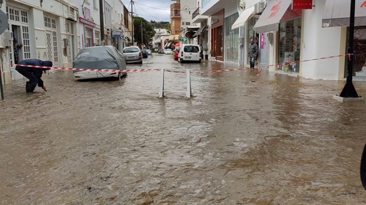 “Βούλιαξε” η Λέρος από τη θεομηνία: Ο δήμαρχος ζητεί να κηρυχθεί το νησί σε κατάσταση έκτακτης ανάγκης – Συγκλονιστικές εικόνες