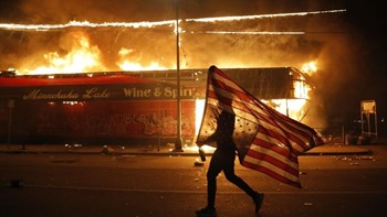 Τζορτζ Φλόιντ: Απαγόρευση της κυκλοφορίας στη Νέα Υόρκη λόγω των διαδηλώσεων – ΒΙΝΤΕΟ