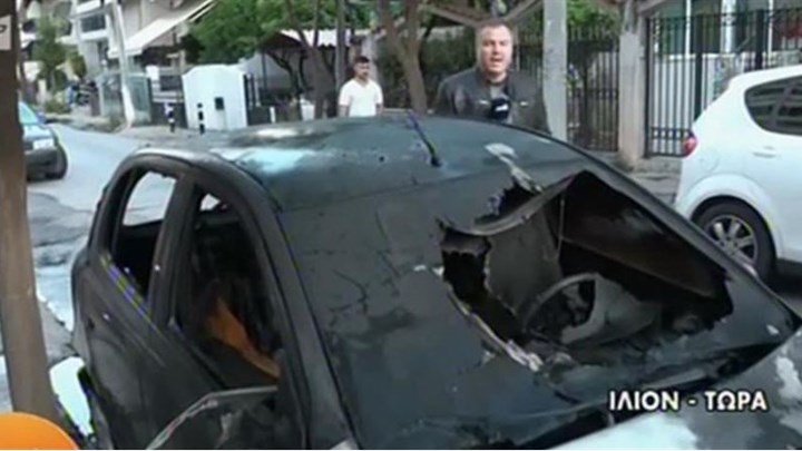 Ίλιον: Δύο αυτοκίνητα τυλίχθηκαν στις φλόγες – Τι δήλωσε η ιδιοκτήτρια – ΒΙΝΤΕΟ
