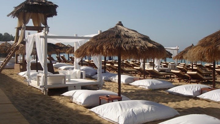 Νέοι κανόνες για τις παραλίες: “Ναι” στον καφέ, “όχι” στη μουσική – Οι αλλαγές και τα “τσουχτερά” πρόστιμα