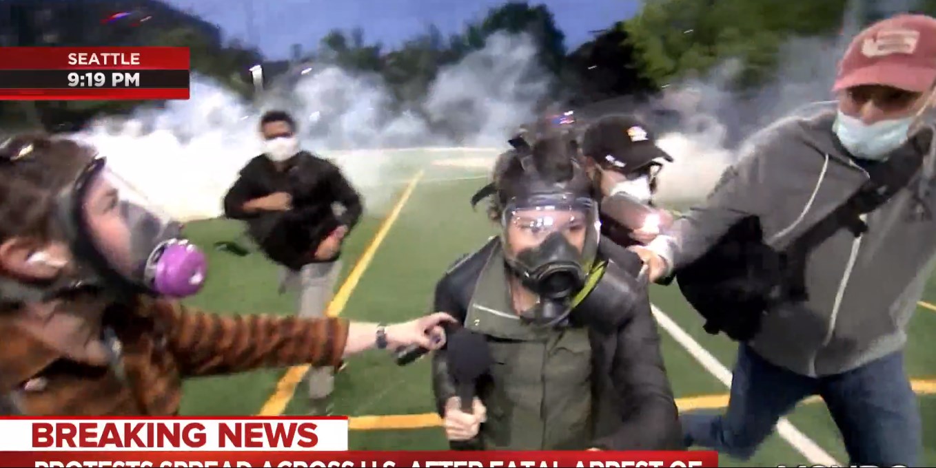 Σιάτλ: Η στιγμή που κροτίδα κρότου – λάμψης χτυπά δημοσιογράφο σε ζωντανή σύνδεση – ΒΙΝΤΕΟ