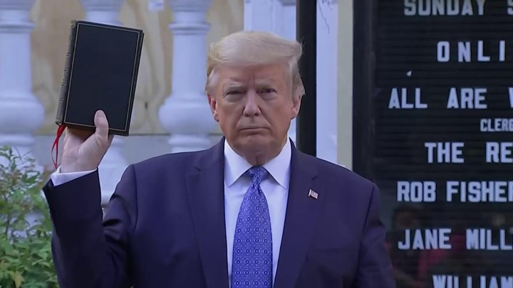 Τραμπ: Κρατά τη Βίβλο και δεσμεύεται να στείλει τον στρατό