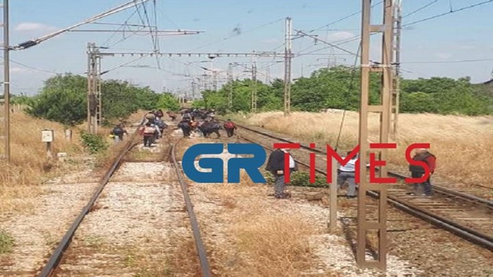 Ειδομένη: Μετανάστες σκαρφαλώνουν πάνω στα βαγόνια για να φθάσουν στα σύνορα – ΒΙΝΤΕΟ