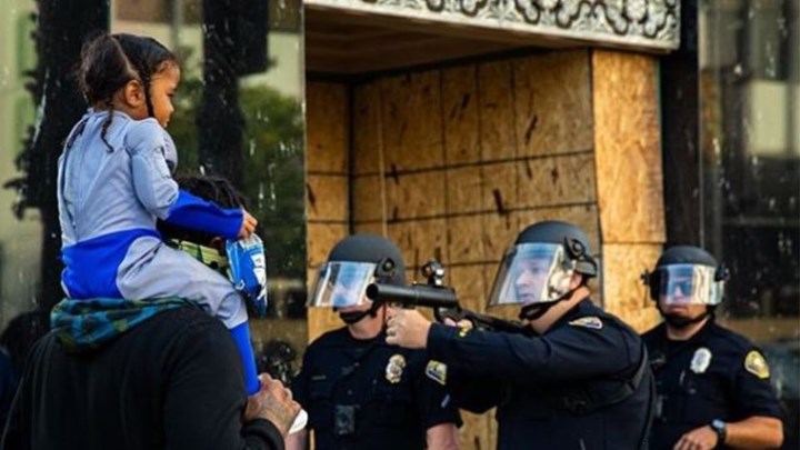 ΗΠΑ: Εικόνα σοκ από τις διαδηλώσεις –  Αστυνομικός σημαδεύει με όπλο μικρό κοριτσάκι – ΦΩΤΟ