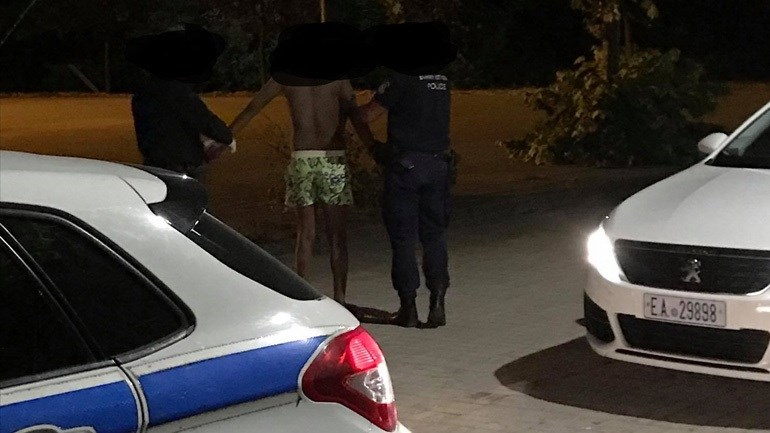 Κοζάνη: Πρόσφυγες πέταξαν πέτρες σε διερχόμενο αυτοκίνητο στην Αιανή – ΦΩΤΟ