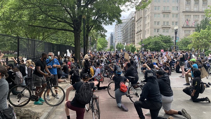 ΗΠΑ: Εκατοντάδες διαδηλωτές συγκεντρωμένοι έξω από τον Λευκό Οίκο παρά την απαγόρευση – ΒΙΝΤΕΟ