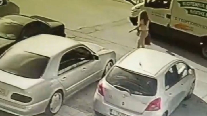 Καλλιθέα: Πώς μετέφερε το βιτριόλι η γυναίκα που επιτέθηκε στην 34χρονη