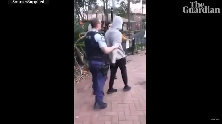 Οργή στην Αυστραλία: Αστυνομικός ρίχνει με βία στο έδαφος 16χρονο για να τον συλλάβει – ΒΙΝΤΕΟ