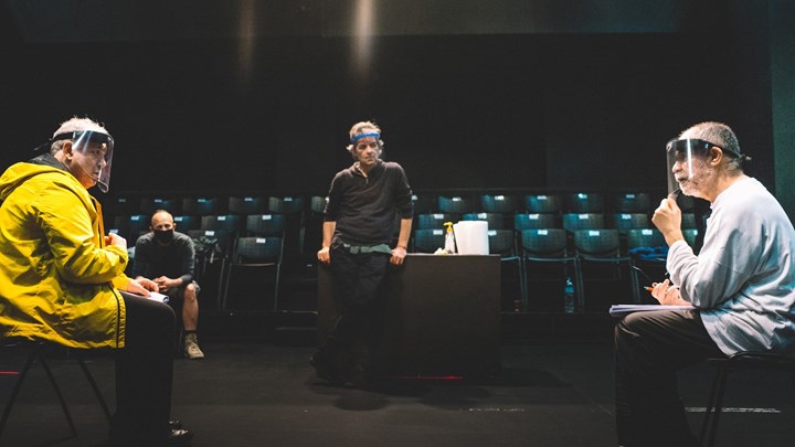 «Όρνιθες» με προσωπίδες ασφαλείας – Μπήκαμε στις πρόβες που κάνει ο Ρήγας στο ΚΘΒΕ – ΦΩΤΟ