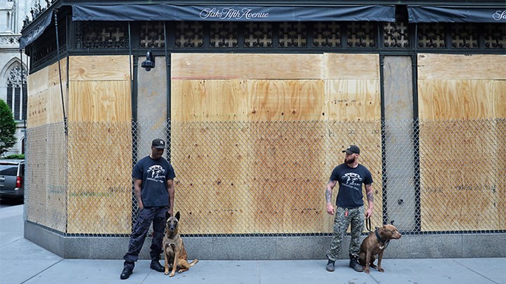 Τζορτζ Φλόιντ: Η Νέα Υόρκη οχυρώνεται μετά τους βανδαλισμούς και τις λεηλασίες – ΦΩΤΟ -ΒΙΝΤΕΟ