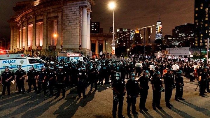 Δολοφονία Τζορτζ Φλόιντ: “Αντάρτικο” από τον υπουργό Άμυνας του Τραμπ – Αρνείται να κατεβάσει τον στρατό