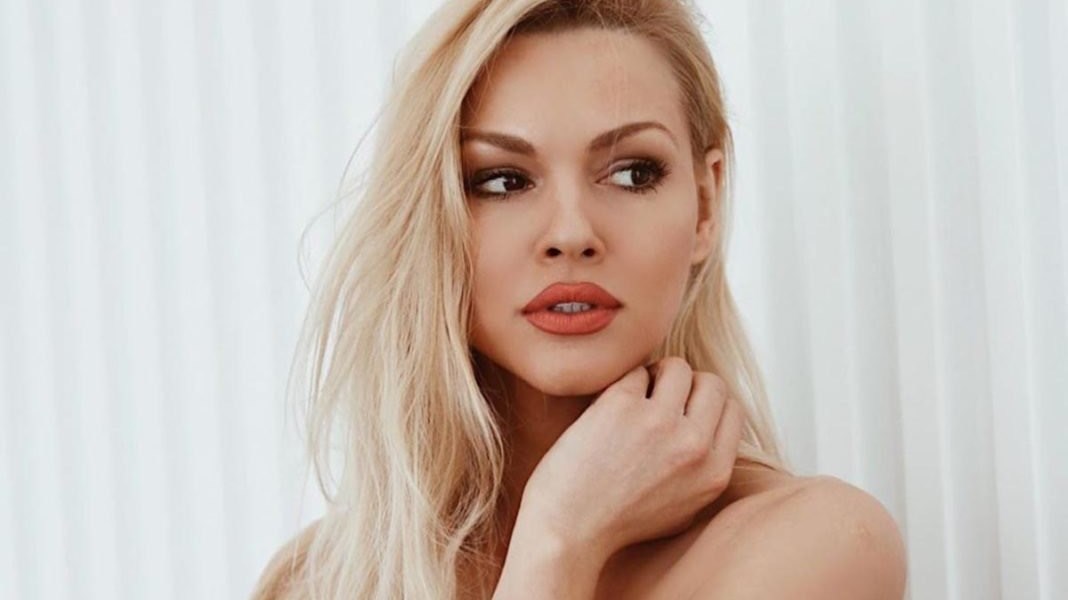 Στο “Κλουβί με τις τρελές”και η Βίκυ Κάβουρα