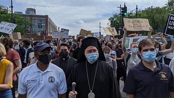 Ο Αρχιεπίσκοπος Αμερικής με μάσκα σε διαδήλωση κατά της βίας – ΦΩΤΟ