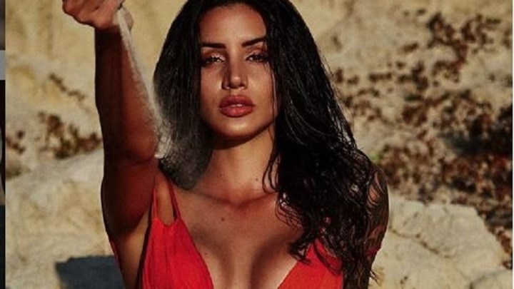 Σέξι μοντέλο κάνει δώρο στους θαυμαστές της “ροζ” βίντεο και καυτές φωτογραφίες