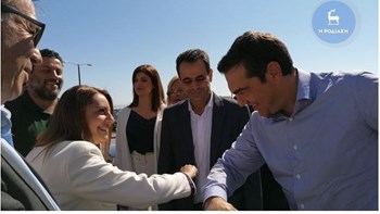 Στη Ρόδο ο Αλέξης Τσίπρας: Η βόλτα στην πόλη, οι χαιρετισμοί με τον αγκώνα και το καφεδάκι – ΦΩΤΟ