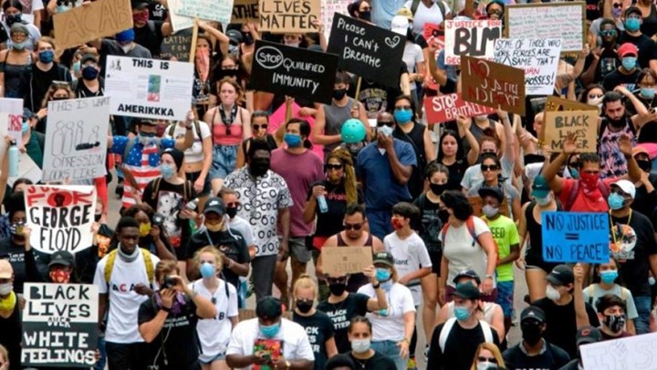 Σάλος με δήλωση της συζύγου πρώην παίκτη του Ολυμπιακού: Αηδιαστικά βόδια οι διαδηλωτές στις ΗΠΑ, πρέπει να πεθάνουν