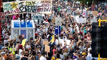 Τζορτζ Φλόιντ: Celebrities στις ΗΠΑ πληρώνουν τις εγγυήσεις διαδηλωτών που συλλαμβάνονται – ΦΩΤΟ