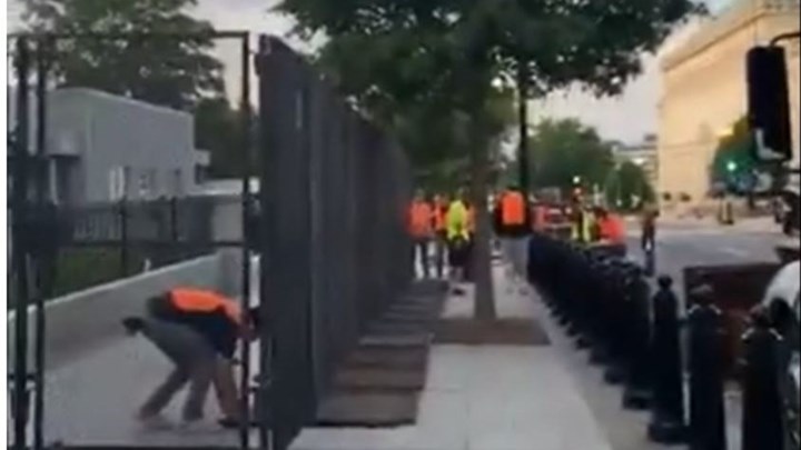 Δολοφονία Τζορτζ Φλόιντ: Στήνει πανύψηλο φράχτη μπροστά στον Λευκό Οίκο ο Τραμπ – ΒΙΝΤΕΟ