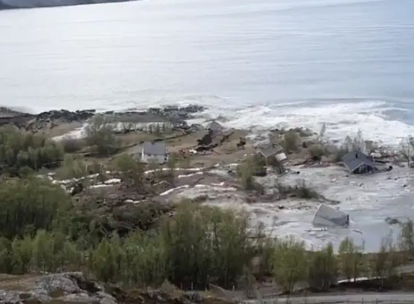 Τρομακτικό βίντεο από ολίσθηση εδάφους στη Νορβηγία – Η θάλασσα “κατάπιε” οκτώ σπίτια