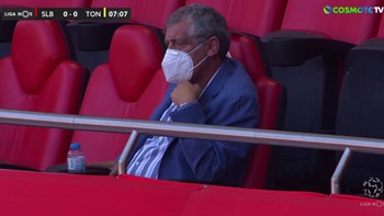 Φερνάντο Σάντος: Μόνος και με μάσκα στις εξέδρες