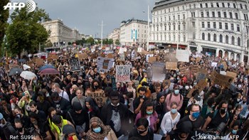 Βιέννη: Μεγαλειώδης συγκέντρωση για τον Φλόιντ με πάνω από 50.000 κόσμο – ΒΙΝΤΕΟ