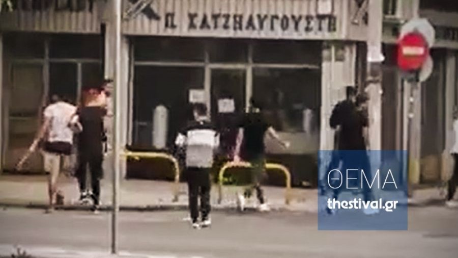 Θεσσαλονίκη: Βίντεο ντοκουμέντο από τον άγριο ξυλοδαρμό αλλοδαπού – Τον κυνηγούν με ξύλα