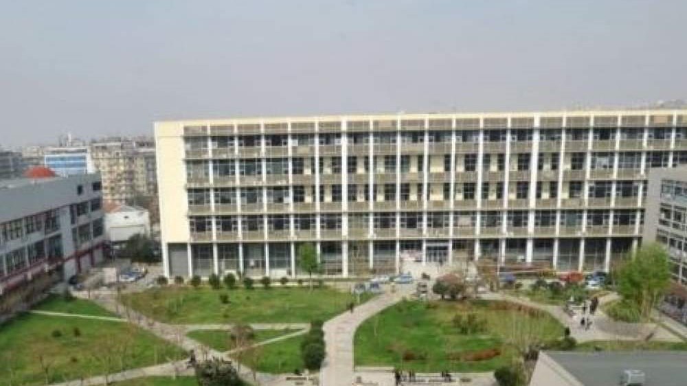 Πανεπιστημιούπολη Ζωγράφου: Επίθεση στο γραφείο του πρύτανη – Πέταξαν μπογιές και τρικάκια