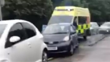 Αγγλία: Οδηγοί που περίμεναν στο drive-thru των McDonald’s εμπόδισαν ασθενοφόρο – ΒΙΝΤΕΟ