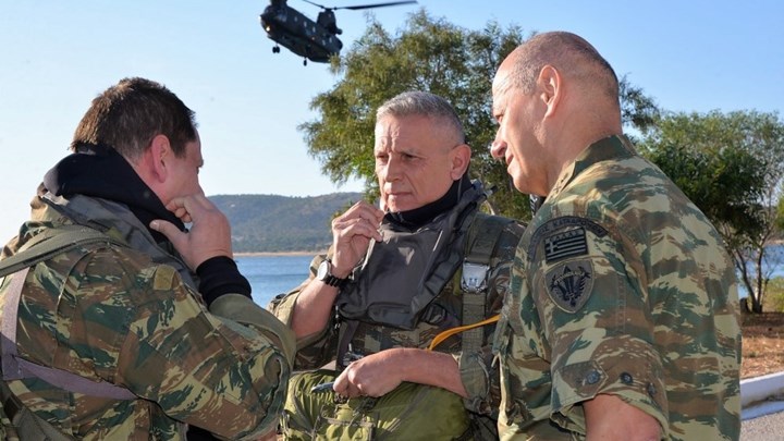 Κωνσταντίνος Φλώρος: Άλμα με αλεξίπτωτο έκανε ο Αρχηγός ΓΕΕΘΑ – Εντυπωσιακό βίντεο