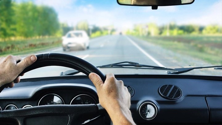 Μειώνεται το ελάχιστο κόστος ενοικίασης αυτοκινήτου με οδηγό – Ποιες είναι οι νέες τιμές