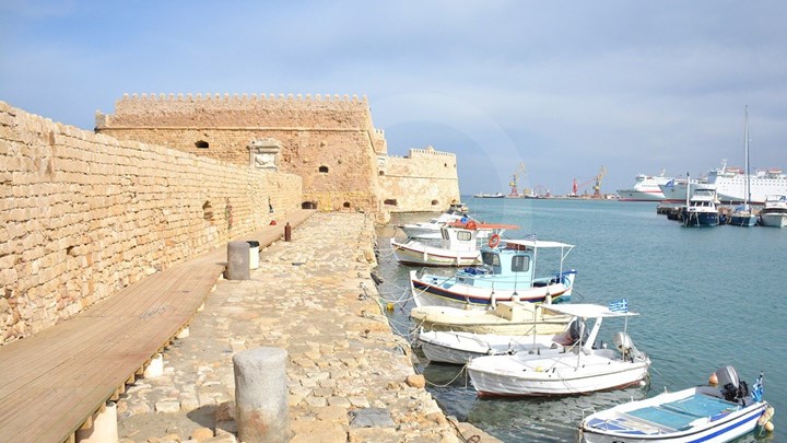 Ηράκλειο: Άνδρας έπεσε στο ενετικό λιμάνι – Νοσηλεύεται στην Εντατική