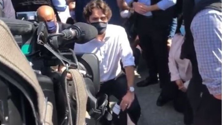 Καναδάς: Ο πρωθυπουργός Τριντό γονάτισε σε διαδήλωση κατά του ρατσισμού  – ΒΙΝΤΕΟ