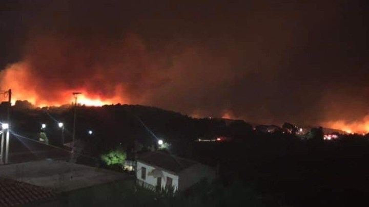 Μεγάλη φωτιά στη Ζάκυνθο σε Έξω Χώρα – Μαριές – Δεν απειλούνται κατοικίες – ΦΩΤΟ – ΒΙΝΤΕΟ