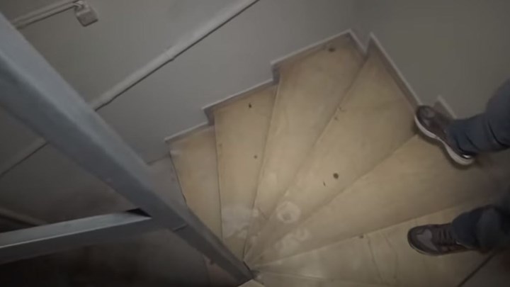 Επίθεση με βιτριόλι: Βίντεο ντοκουμέντο από το κτίριο της Καλλιθέας – Οι κηλίδες ξεκινούν από το υπόγειο