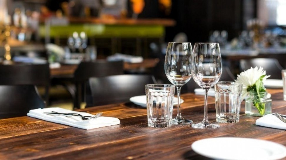 Εστίαση: Ανοίγουν σήμερα και οι εσωτερικοί χώροι – Πώς θα λειτουργήσουν οι παραλίες