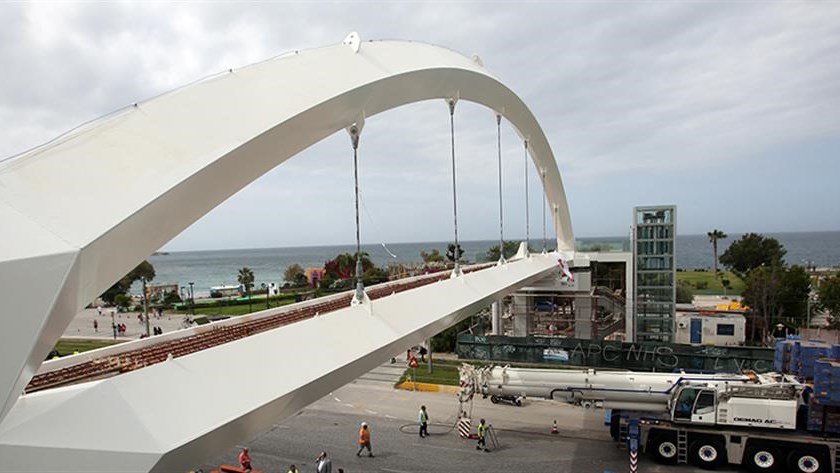 Λεωφόρος Ποσειδώνος: Εντυπωσιακές εικόνες από την τοποθέτηση της πεζογέφυρας – ΒΙΝΤΕΟ