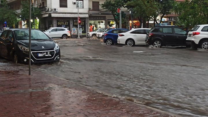 Καιρός: “Άνοιξαν οι ουρανοί” στη Θεσσαλονίκη – Πλημμύρισαν δρόμοι και υπόγεια – ΦΩΤΟ -ΒΙΝΤΕΟ