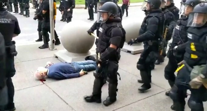 ΗΠΑ: Κατηγορίες για βιαιοπραγία στους αστυνομικούς που έσπρωξαν ηλικιωμένο σε διαδήλωση – ΒΙΝΤΕΟ