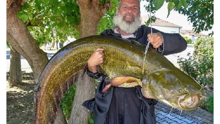 Απίθανη ψαριά για ιερέα στα Τρίκαλα – «Έβγαλε» γουλιανό 35 κιλών – ΦΩΤΟ