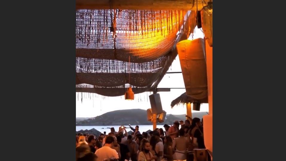 Μύκονος: Χαμός σε πάρτι που έκανε γνωστό beach bar – Τσουχτερό πρόστιμο και “λουκέτο” 60 ημερών – ΒΙΝΤΕΟ