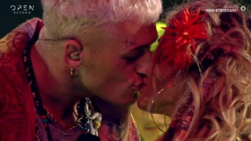 J2US: Το καυτό φιλί της Κόνι Μεταξά με τον παρτενέρ της – ΒΙΝΤΕΟ