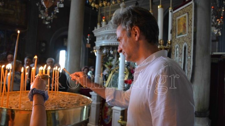 Στην Τήνο ο Μητσοτάκης: Προσκύνησε την εικόνα που είχε δωρίσει ο πατέρας του στον Ναό Ευαγγελιστρίας