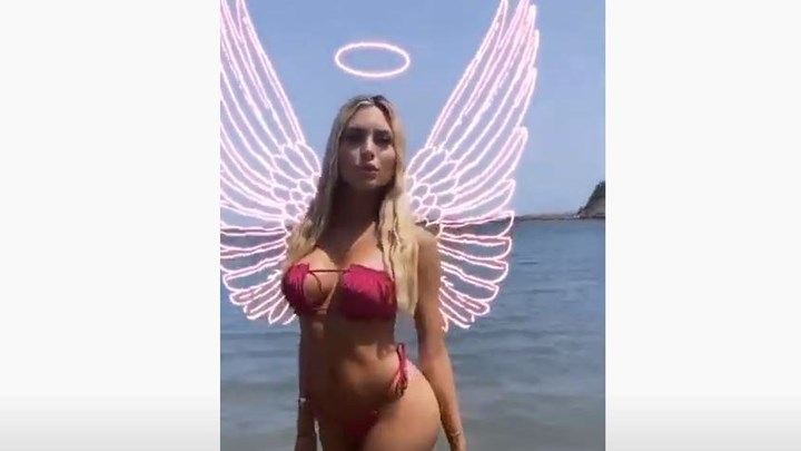 Αλεξάνδρα Παναγιώταρου: Ποζάρει με σούπερ αποκαλυπτικό μαγιό σαν “αγγελάκι” της Victoria’s Secret